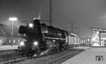 012 063 (01 1063) macht sich im Bahnhof Rheine bereit, den E 1633 um 20.53 Uhr nach Emden zu bringen. (09.09.1973) <i>Foto: Frank Lüdecke</i>