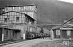 Schichtwechsel an der Schwerspatgrube "Hoher Trost". Lok "Helene" wartet mit dem Mannschaftszug nach Bad Lauterberg. Bereits 1837 wurde im Südwestharz Bergbau mit Schwerspat betrieben. Zu einem geregelten Abbau kam es aber erst ab 1900, als die Deutsche Baryt-Industrie einige Gruben übernahm und zusammenfasste. Hierzu baute man zur Schwerspataufbereitung am Bahnhof Bad Lauterberg eine 750 mm Bahn in das Tal der „krummen Lutter“, um damit den Rohspat aus den Gruben „Hoher Trost“ und „Wolkenhügel“ abfahren zu können. Die Grube "Hoher Trost" war das letzte im Harz betriebene Schwerspatbergwerk und wurde 1976 stillgelegt. (11.1962) <i>Foto: Detlev Luckmann</i>