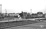38 2783 vom Bw Bremerhaven-Lehe mit P 1714 aus Stade im Bahnhof Bremervörde. Die Triebwagen im Hintergrund gehören zur Bremervörde-Osterholzer Eisenbahn (BOE). (22.08.1962) <i>Foto: Detlev Luckmann</i>