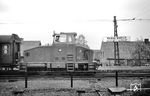 Die fast ein Jahrhundert lang als Wolff & Co. firmierende Fabrik in Bomlitz (mit Sitz in Walsrode) war aus einer 1815 gegründeten Pulverfabrik hervorgegangen und einer der ältesten und größten Chemiestandorte Niedersachsens. Die Firma unterstützte auch den Walsroder Antrag zum Bau der Bahnstrecke Hannover–Walsrode–Visselhövede im Jahr 1885. 1951 entstand auf dem Abschnitt von Cordingen nach Bomlitz die firmeneigene Werkbahn Wolff & Co, die in Cordingen Anschluss an die Staatsbahnstrecke Hannover–Visselhövede hatte. Noch im Jahr 1915 wurde die Werkbahn mit 600 Volt Gleichspannung elektrifiziert. Sie war damit die erste elektrisch betriebene Eisenbahnstrecke im Gebiet des heutigen Niedersachsen. 1977 wurde der elektrische Betrieb auf das Werksgelände beschränkt und 1979 vollständig eingestellt. Bis zum 31. Mai 1991 führte die Werkbahn der Wolff Walsrode AG auch beschränkt öffentlichen Personenverkehr durch, der ab 1942 bis Walsrode ausgedehnt worden war. Neben den Triebwagen gab es auch eigene Personenwagen. Zuletzt wurden von der Deutschen Bundesbahn angemietete Reisezugwagen eingesetzt, wie hier ein B3yg-Pärchen vor der Werklok 7 (Mak, Baujahr 1962) im Bahnhof Cordingen. (05.1964) <i>Foto: Detlev Luckmann</i>